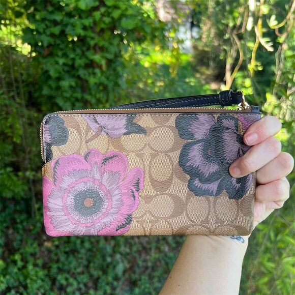 COACH Large Phone Wallet Wristlet in Signature Canvas w Kaffe Fassett Print NWOT - Picture 4 of 10